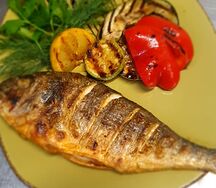 Дорадо с лимоном и травами на углях