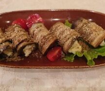 Рулетки из баклажана с грецким орехом и сырным муссом