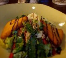 Салат с жареным сулугуни и языком