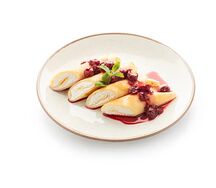 Блины с творогом и вишневым вареньем