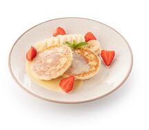 Оладьи с бананом, клубникой и сгущенным молоком