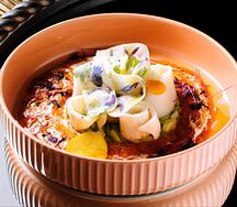 Кальмар с компрессионным огурцом и папарделли из дайкона