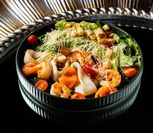 Цезарь с морепродуктами и семгой