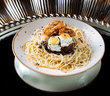 Бифштекс из говядины с луковыми кольцами, яичной глазуньей, спагетти и соусом бефстроганов