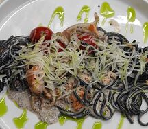 Спагетти Неро с чилийским лососем и грибами