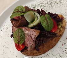 Брускетта с ростбифом