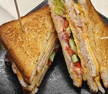 Сэндвич с нежным куриным филе и фирменным соусом от шефа 