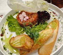 Тартар из лосося и авокадо с поджаренным багетом