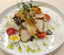 Салат Цезарь с куриным филе и перепелиным яйцом