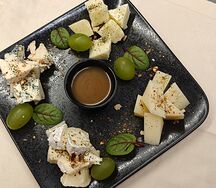 Сырное плато с мёдово-горчичным соусом и грецким орехом