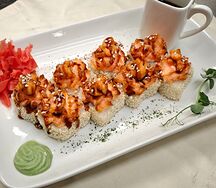 Ролл с опалённым лососем