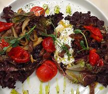 Теплый салат с телятиной и вялеными томатами