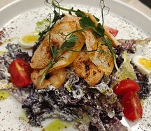 Салат Цезарь с креветками и перепелиным яйцом