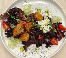 Салат с хрустящим баклажаном и сыром страчателла