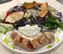 Нисуаз с тунцом таки и яйцом пашот 