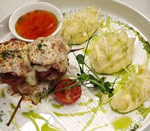 Куриные шашлычки терияки в беконе с картофельным кремом и сметаной 