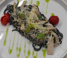 Спагетти Неро с сочной курицей, грибами и томатом бланш