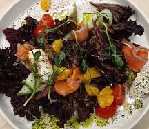 Салат со слабосоленым лососем и мягким сыром