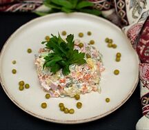 Салат Оливье с колбасой