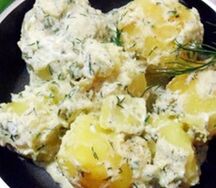 Запеченный картофель со сметаной и зеленью