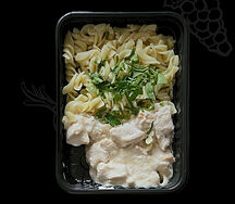 Фузилли с куриным филе в сырном соусе