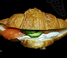 Круассан с лососем и сливочным сыром