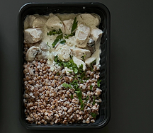 Ядрица с куриным филе в сливочно-грибном соусе