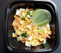 Салат с куриным филе, корейской морковкой и соусом песто