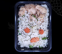 Рис с овощами и куриным филе в кисло-сладком соусе