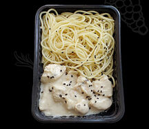 Спагетти с куриным филе в сливочном соусе с беконом