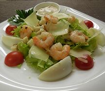 Салат Цезарь с креветками