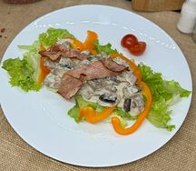 Теплый салат со свининой