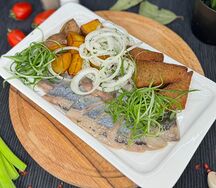 Сельдь малосольная с гренками