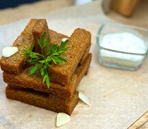 Гренки ржаные с чесночным соусом