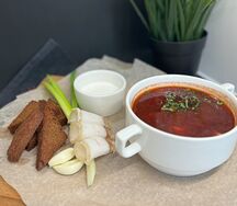 Борщ с салом и гренками