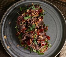 Брускетта с олениной и гуакамоле