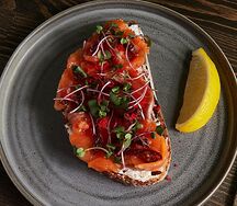Брускетта с лососем