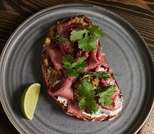 Брускетта с ростбифом, гуакамоле и лаймом
