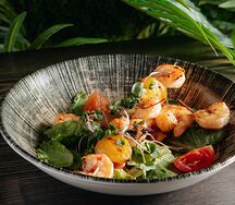 Креветки гриль с персиком