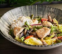 Салат с цыпленком, грибами и фасолью