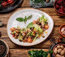 Салат с фермерским цыпленком и жареными овощами