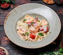 Спагетти с креветками, кальмарами и сыром Пармезан