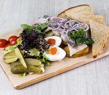 Сельдь с печеным картофелем и икрой