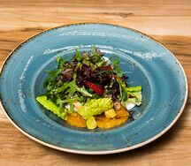 Салат с кальмарами и цитрусами на гриле