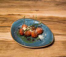 Горячие томаты черри под снегом из Пармезана