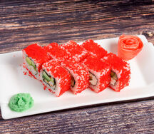 Ролл Калифорния с тигровой креветкой