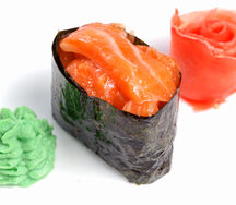 Гункан с лососем