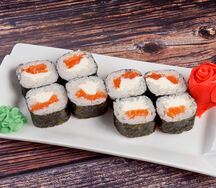 Ролл с лососем и сыром