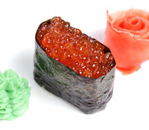 Гункан с икрой лососевой