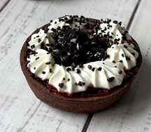 Шоколадная тарталетка с вишней